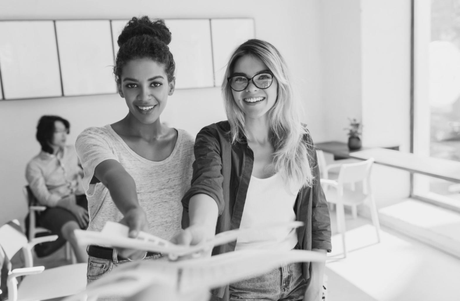 Espace de travail collaboratif moderne favorisant les échanges stratégiques